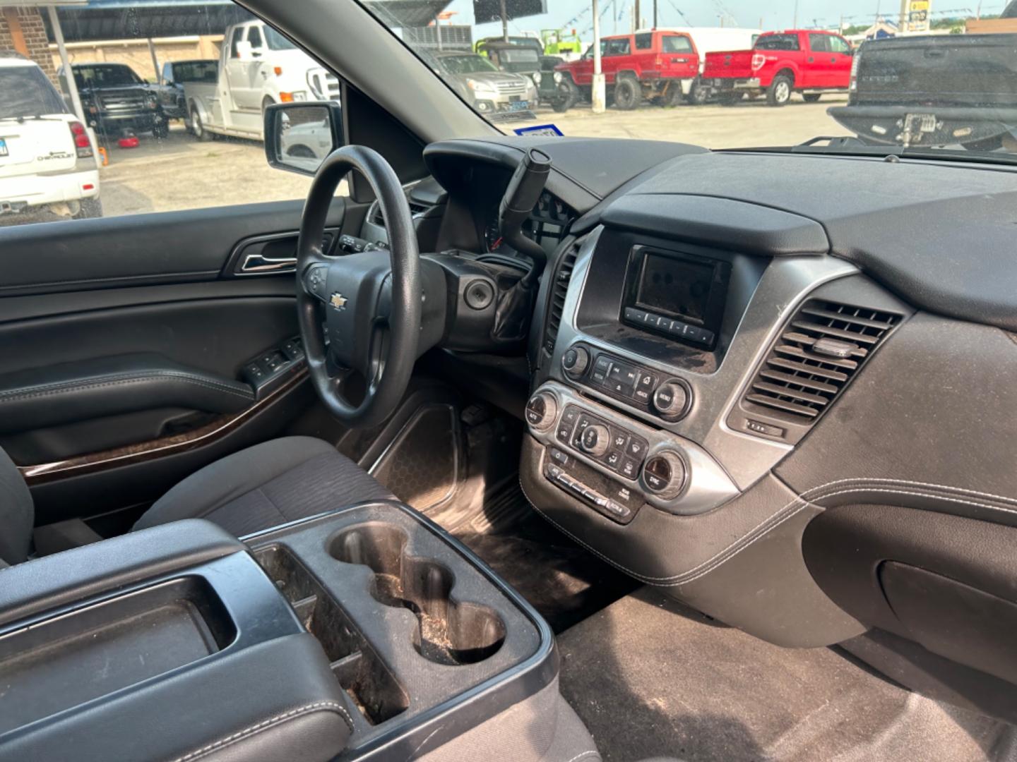 2017 White Chevrolet Tahoe (1GNSCEEC0HR) with an 5.3L V8 F OHV 16V engine, Automatic transmission, located at 1687 Business 35 S, New Braunfels, TX, 78130, (830) 625-7159, 29.655487, -98.051491 - Photo#9